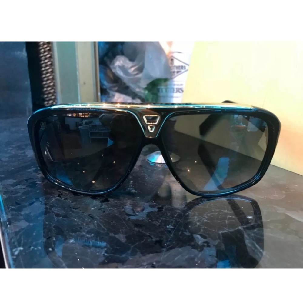Louis Vuitton Sunglasses - Picture 4 of 5